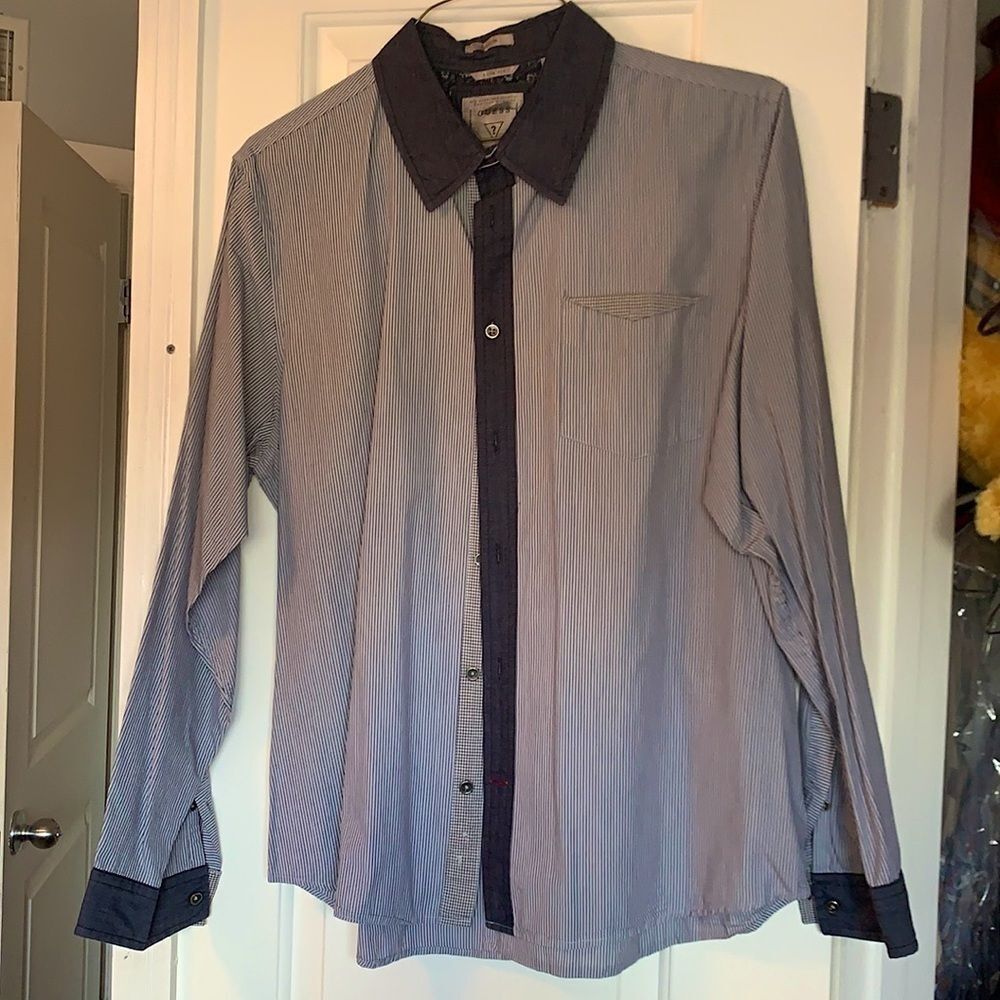 Guess Men’s Contrast Collar / Cuffs Button Down Pin Striped Dress Shirt. XL